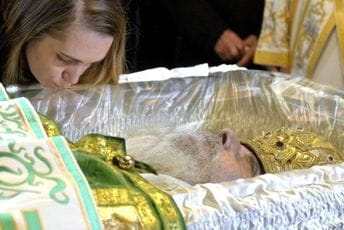 Tijelo patrijarha Irineja u Sabornoj crkvi: Građani ljube kovčeg i krst, ne nose maske Tijelo patrijarha Irineja u Sabornoj crkvi: Građani ljube kovčeg i krst, ne nose maske