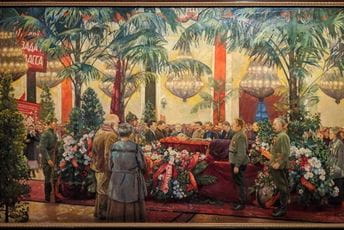 Instrumentalizacija mrtvih Stari rituali prilagođeni praksi omogućavaju uspostavu hovih "mjesta klanjanja": "Na vođinom sanduku" (Isak Brodski, 1925)