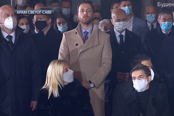 Milačić ne nosi masku na sahrani patrijarha Irineja Milačić ne nosi masku na sahrani patrijarha Irineja