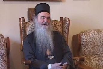 Služio opelo na sahrani Irineja, pa završio u bolnici zbog korone Služio opelo na sahrani Irineja, pa završio u bolnici zbog korone