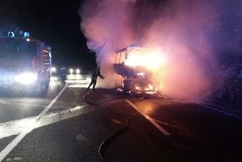 Izgorio autobus na putu Cetinje-Podgorica Izgorio autobus na putu Cetinje-Podgorica
