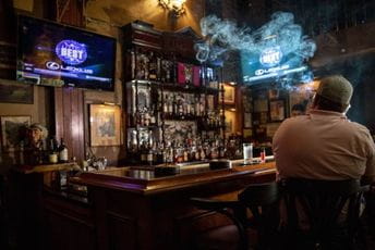 Po kafanama se i dalje puši: Inspekcije kontrolisale lokale u Ulcinju i na Cetinju, izdali više od 20 naloga Po kafanama se i dalje puši: Inspekcije kontrolisale lokale u Ulcinju i na Cetinju, izdali više od 20 naloga