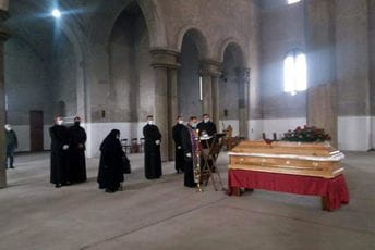 Episkopija kotorsko - primorska (CPC): "Veštine sinova ovoga sveta" Fotografija: sahrana Episkopa Milutina 1. IV 2020.