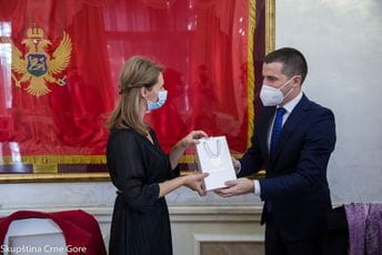 Bečić sa predstavnicima Udruženja prosvjetne zajednice Bečić sa predstavnicima Udruženja prosvjetne zajednice