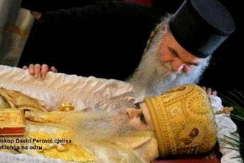 David Perović i Rafailo Kalik zakačili koronu na Amfilohijevoj sahrani? David Perović i Rafailo Kalik zakačili koronu na Amfilohijevoj sahrani?