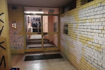 Prekrečeni grafiti mržnje upućeni novinaru Dinku Gruhonjiću Prekrečeni grafiti mržnje upućeni novinaru Dinku Gruhonjiću