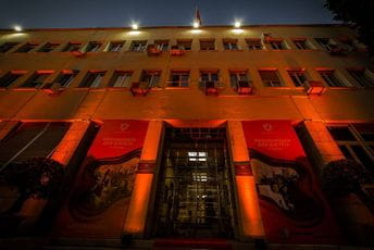 Skupština osvijetljena u narandžasto Skupština osvijetljena u narandžasto