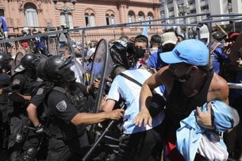 Sukob policije i navijača koji su željeli da odaju poštu Maradoni Sukob policije i navijača koji su željeli da odaju poštu Maradoni