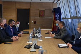 Veljović i Lazović na sastanku sa predstavnicima albanske i kosovske policije Veljović i Lazović na sastanku sa predstavnicima albanske i kosovske policije