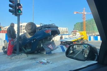 UDES u Podgorici: Automobil na krovu, jedno lice povrijeđeno UDES u Podgorici: Automobil na krovu, jedno lice povrijeđeno