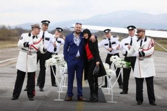 Biznismen iz Tuzle sletio avionom i zaprosio djevojku, odmah je rekla "DA" Biznismen iz Tuzle sletio avionom i zaprosio djevojku, odmah je rekla "DA"