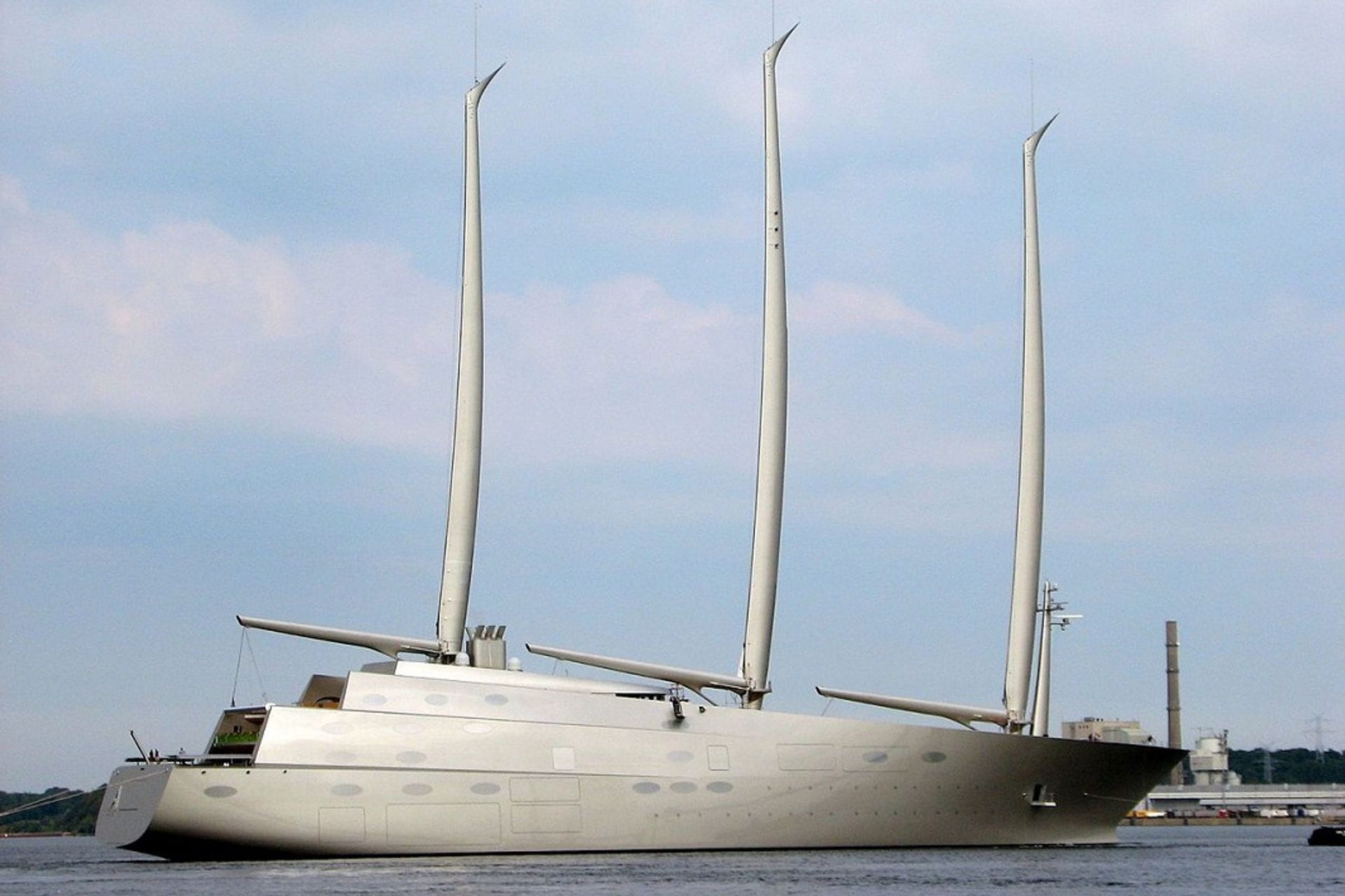 Fotografija 1: „Sailing Yacht A“ – jedna od najkontroverznijih jahti svijeta zimovaće u Tivtu