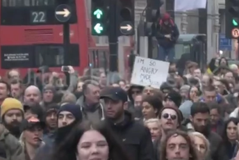 London: Građani na ulicama protiv mjera karantina i vakcina, uhapšeno 155 osoba London: Građani na ulicama protiv mjera karantina i vakcina, uhapšeno 155 osoba