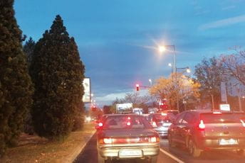 Pojačane kontrole nepropisnog zaustavljanja i parkiranja zbog povećane gužve u saobraćaju Pojačane kontrole nepropisnog zaustavljanja i parkiranja zbog povećane gužve u saobraćaju