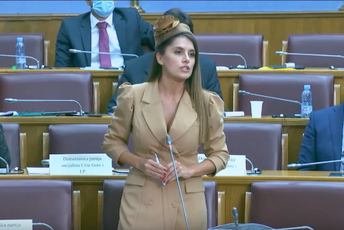 Pet asistenata ostalo bez posla Pet asistenata ostalo bez posla