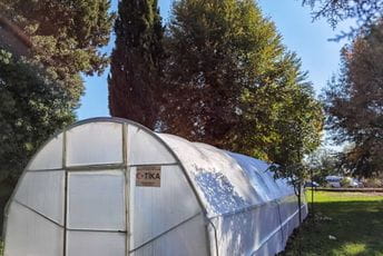 Postavljeni plastenici za edukaciju učenika Postavljeni plastenici za edukaciju učenika