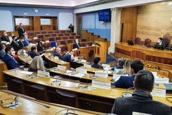 Nikolić Krivokapiću: Da li ste u politiku ušli zbog Dake Davidovića ili prađedovskog zavjeta Nikolić Krivokapiću: Da li ste u politiku ušli zbog Dake Davidovića ili prađedovskog zavjeta