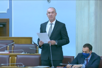 Đeka: Šovinističko orgijanje i govor mržnje moraju odmah biti kažnjeni Đeka: Šovinističko orgijanje i govor mržnje moraju odmah biti kažnjeni