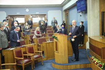 DN: Nova većina pripremila sječu kadrova: Smijeniće više od 420 direktora škola, bolnica, agencija… DN: Nova većina pripremila sječu kadrova: Smijeniće više od 420 direktora škola, bolnica, agencija…