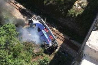 Brazil: Autobus sletio sa nadvožnjaka i pao na prugu, najmanje 10 žrtava Brazil: Autobus sletio sa nadvožnjaka i pao na prugu, najmanje 10 žrtava