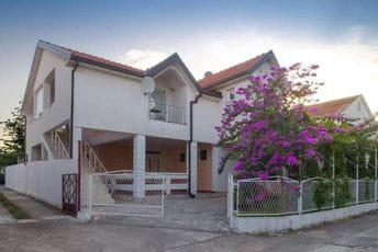 Krivokapići se bave i turizmom Kuću u Bijeloj od 143 kvadrata, koju su nazvali Vila Sloga, Krivokapići iznajmljuju i oglašavaju se na Fejsbuku i Booking-u