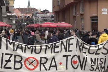 U Zagrebu protest protiv vakcinacije: Vakciniši mamu, mene nećeš U Zagrebu protest protiv vakcinacije: Vakciniši mamu, mene nećeš