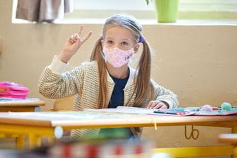 SZO i UNICEF: Škole posljednje zatvarati, a prve otvarati SZO i UNICEF: Škole posljednje zatvarati, a prve otvarati