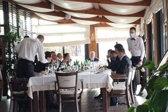 DPS: Sramota - na vrhuncu epidemije, Krivokapić i ministri u provodu u kafani DPS: Sramota - na vrhuncu epidemije, Krivokapić i ministri u provodu u kafani