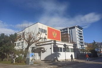 Crnogorska zastava na zgradi stanice policije u Baru Crnogorska zastava na zgradi stanice policije u Baru