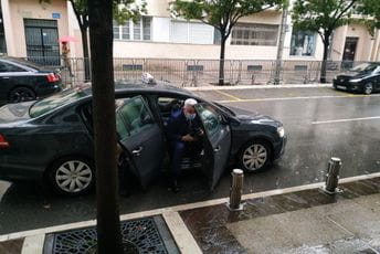 Novi premijer i ministri na posao došli taksijem Novi premijer i ministri na posao došli taksijem