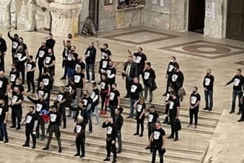 Zbog okupljanja članova Pravoslavnog bratstva Stupovi policija saslušala 16 osoba Zbog okupljanja članova Pravoslavnog bratstva Stupovi policija saslušala 16 osoba