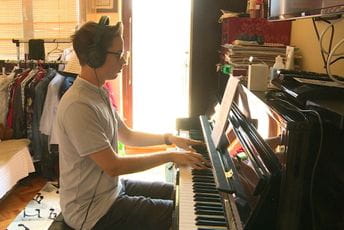 Niš: Nastavljeno suđenje talentovanom pijanisti po tužbi komšije kojem smeta klavir Niš: Nastavljeno suđenje talentovanom pijanisti po tužbi komšije kojem smeta klavir