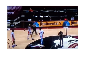 Mladi košarkaš univerziteta Florida kolabirao na terenu Mladi košarkaš univerziteta Florida kolabirao na terenu