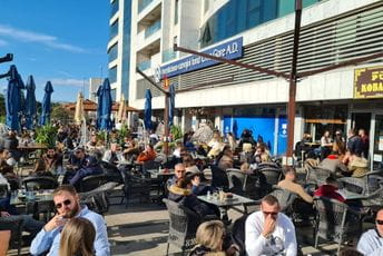 Sunčano u Podgorici: U kafićima se traži mjesto više, parkovi prepunjeni (FOTO)