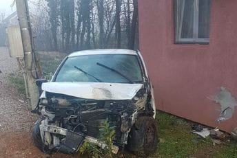 Put PG - Spuž: Auto udario u kuću, pukao zid dnevne sobe Sa lica mjesta