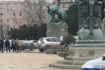 Incident ispred Skupštine Srbije, automobil probio ogradu Incident ispred Skupštine Srbije, automobil probio ogradu