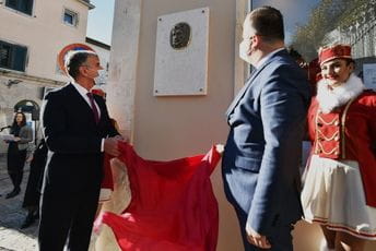 Zuko Džumhur dobio spomen obilježje u Herceg Novom: Obnovljena i ploča kralju Tvrtku I Zuko Džumhur dobio spomen obilježje u Herceg Novom: Obnovljena i ploča kralju Tvrtku I