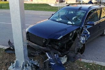 Bar: Vozio pijan, pa udario automobilom u stub Bar: Vozio pijan, pa udario automobilom u stub