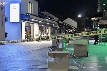 Baščaršija: Napadač u kostimu Djeda Mraza ranio dvije osobe Baščaršija: Napadač u kostimu Djeda Mraza ranio dvije osobe