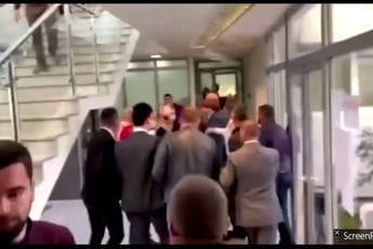 VIDEO: U holu opštine Budva napadnut odbornik DPSa: Teške uvrede uputio odbornik DF-a, spriječen veći incident