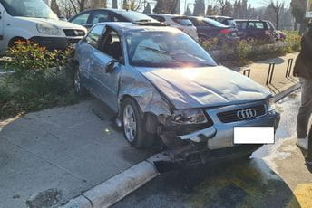 Udes u Podgorici: Auto završilo na trotoaru nadomak autobuskog stajališta Udes u Podgorici: Auto završilo na trotoaru nadomak autobuskog stajališta