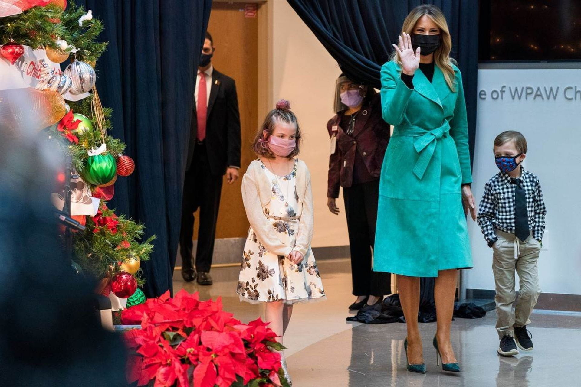 Fotografija 1: Svi kritikiju Melaniju zbog onog što je napravila pred bolesnom djecom