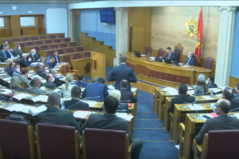 Izbrisane odredbe o novčanim kaznama za poslanike Izbrisane odredbe o novčanim kaznama za poslanike