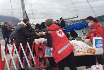 Crveni krst pomogao migrantima u Luci Bar Crveni krst pomogao migrantima u Luci Bar
