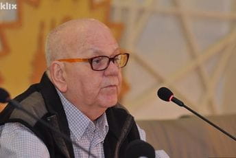 Abdulah Sidran na respiratoru Abdulah Sidran na respiratoru