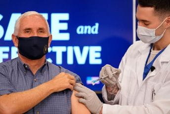 Majk Pens javno primio vakcinu Majk Pens javno primio vakcinu