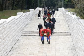 Delegacija Glavnog grada položila vijence na spomenike Partizanu borcu i Josipu Brozu Titu Delegacija Glavnog grada položila vijence na spomenike Partizanu borcu i Josipu Brozu Titu