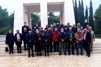 Delegacije SNP-a i SOBNOR-a položile vijence na spomenik Partizanu borcu Delegacije SNP-a i SOBNOR-a položile vijence na spomenik Partizanu borcu