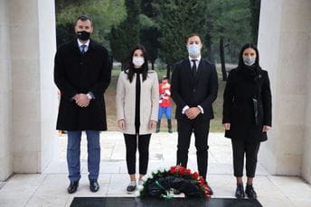 Delegacija Demokrata položila vijenac na spomenik Partizanu borcu Delegacija Demokrata položila vijenac na spomenik Partizanu borcu