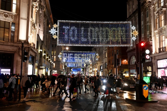 Sinoć haos u Londonu: Englezi nagrnuli da kupe poklone prije božićne blokade Sinoć haos u Londonu: Englezi nagrnuli da kupe poklone prije božićne blokade